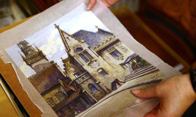 Employee puts away watercolour by Hitler at auction house in Nuremberg