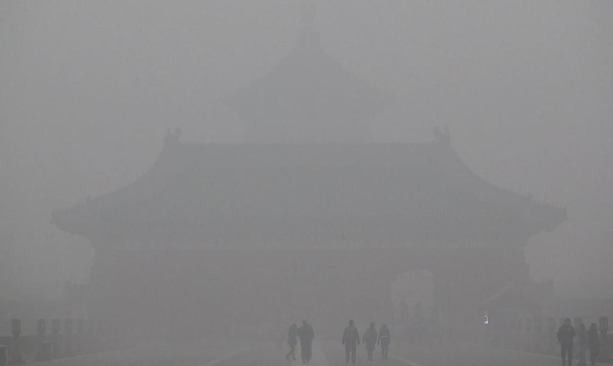 Der Himmelstempel in der Verbotenen Stadt in Peking ist kaum sichtbar.