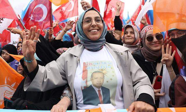 Eine Anhängerin Erdoğans mit Fan-Shirt bei einer Wahlkampfveranstaltung in Ankara. Viele AKP-Wähler vergöttern ihn. 