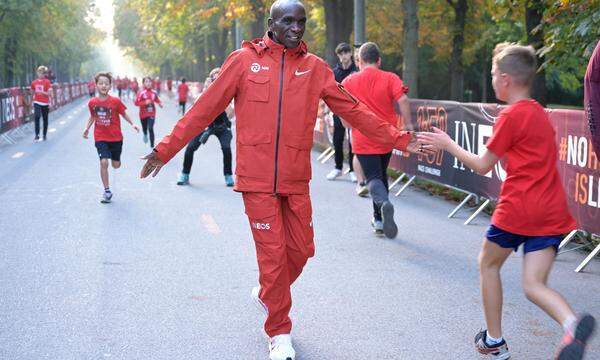 Ein Weltstar zum Anfassen in der Praterallee: An Wien hat Marathon-Rekordmann Eliud Kipchoge sein Herz verloren.