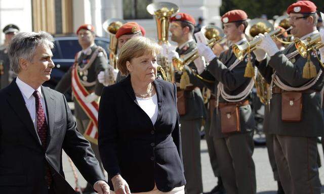 Wien: Merkel mit militärischen Ehren empfangen