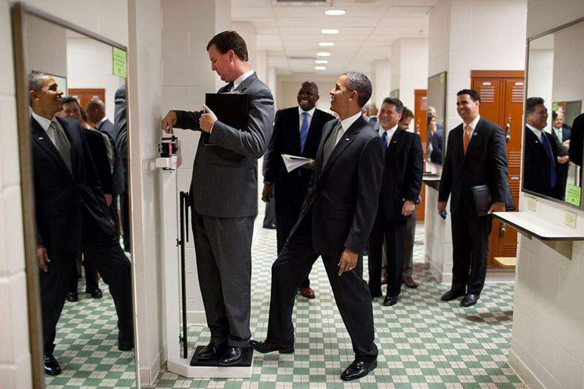 So schwer heute? Barack Obama ist immer zu einem kleinen Scherz bereit. Hier bei einem Besuch mit seinen Mitarbeitern in einer Universität in Texas.