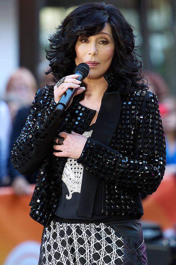 Sängerin Cher verteidigte Conchita Wurst in ihrem Freundeskreis: "Einige Freunde haben sich über ihn lustig gemacht und ich hatte das Gefühl, ich musste mich für ihn einsetzen", twitterte sie am Montag. "Das Aussehen von jemandem ist keine Bedrohung." Die US-Sängerin hatte jedoch auch einen Rat: "Du verdienst einen schöneren Namen und eine bessere Perücke."