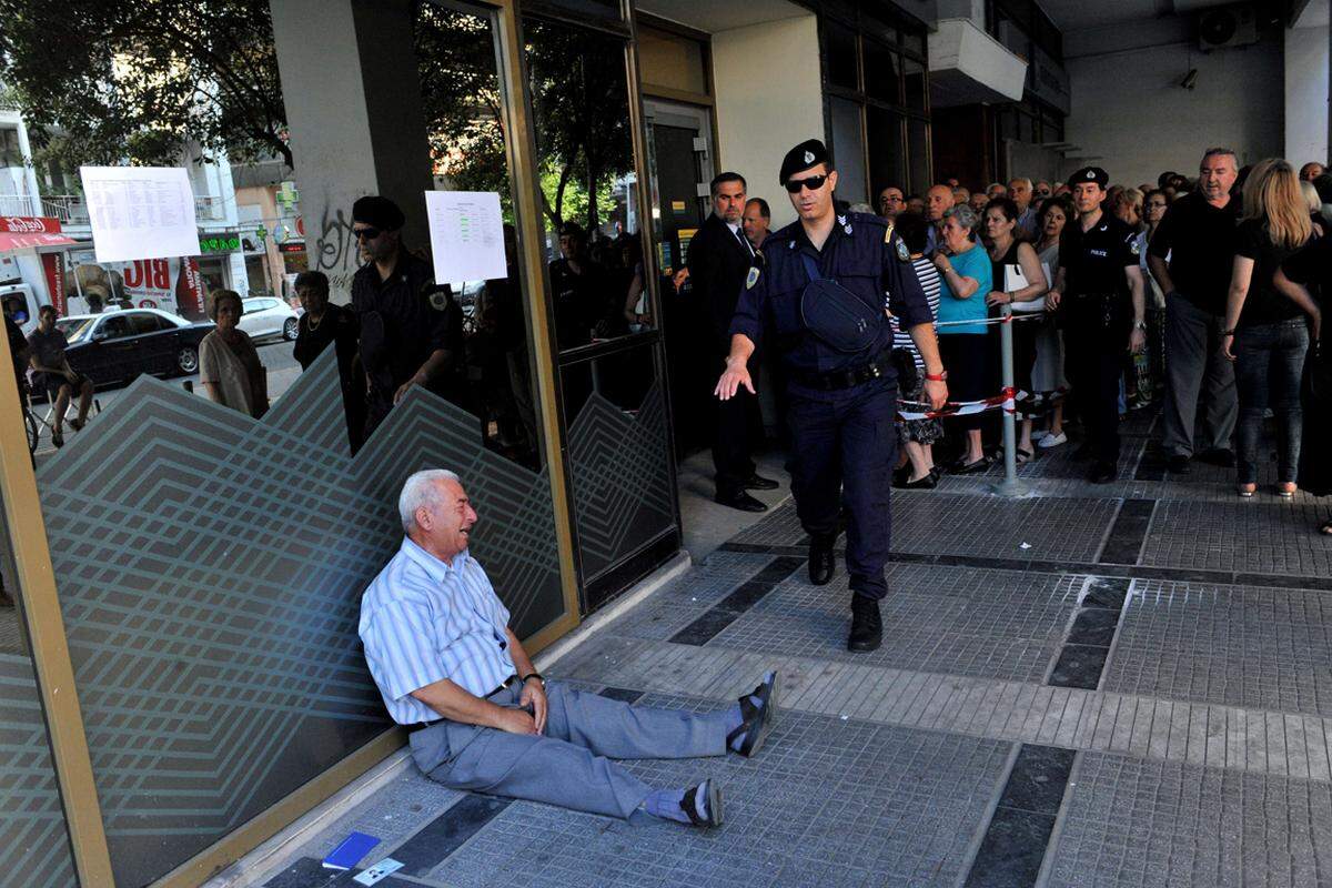 Der Juli stand völlig im Zeichen der Griechenlandkrise. Auch diese Bild von Giorgos Chatsifotiadis ging um dei Welt. Der Pensionist brach vor einer Bank in Thessaloniki in Tränen aus. Er durfte nur 120 Euro seiner Pension abheben. Bargeld war in Griechenland nur schwer zugänglich.