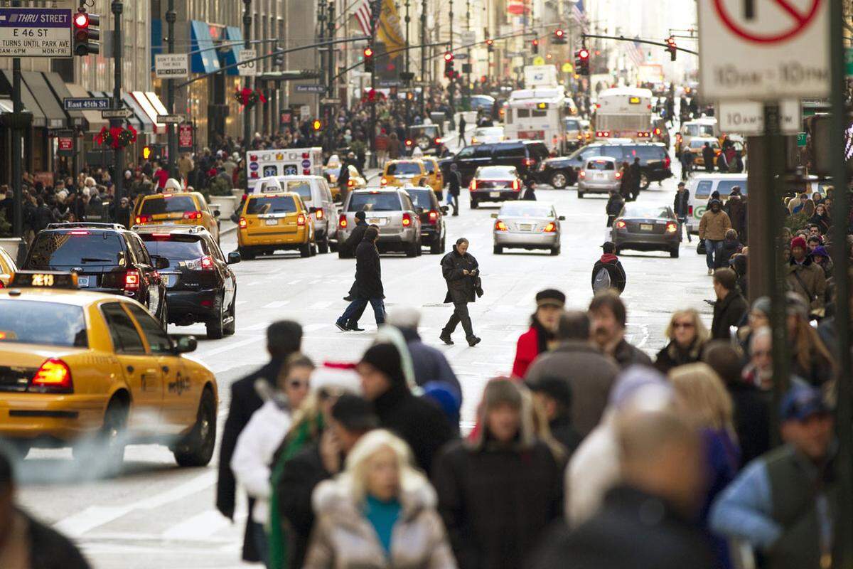 Die Fifth Avenue in der City von New York ist eine der bekanntesten Straßen der Welt. Gemessen an den Mietpreisen gilt die Fifth Avenue als die zweitteuerste Straße der Welt. Die Quadratmetermiete beträgt astronomische 20,703 Euro.