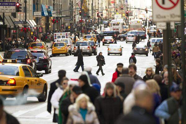 Die Fifth Avenue in der City von New York ist eine der bekanntesten Straßen der Welt. Gemessen an den Mietpreisen gilt die Fifth Avenue als die zweitteuerste Straße der Welt. Die Quadratmetermiete beträgt astronomische 20,703 Euro.