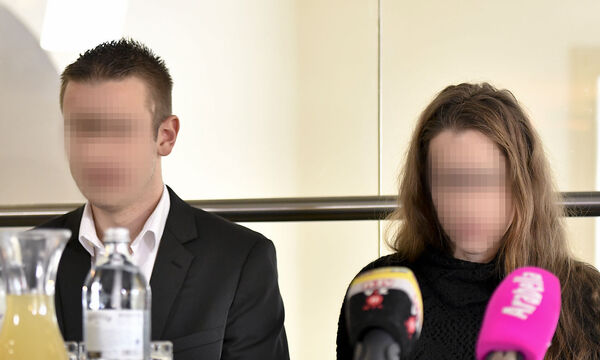 Sohn und Tochter des steirischen Arztes bei einer Pressekonferenz