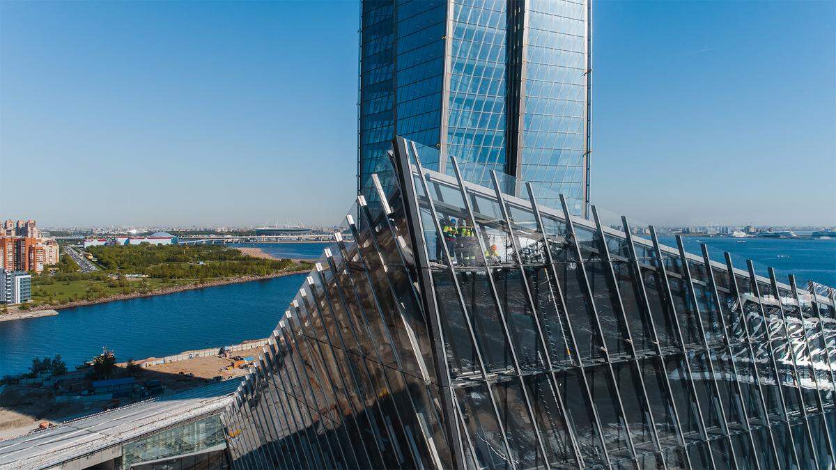 . . . Das 462 Meter hohe Lakhta Center in St. Petersburg, entworfen von Gorproject und RMJM, ist nicht nur das höchste Gebäude Russlands, sondern auch das höchste Gebäude in Europa sowie das vierzehnthöchste Gebäude der Welt.
