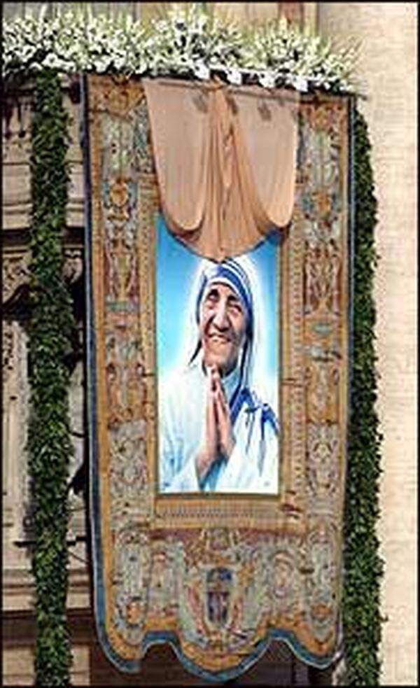 Die Ordensgründerin Mutter Teresa wird selig gesprochen. 300.000 Gläubige aus aller Welt feiern auf dem Petersplatz einen Gottesdienst.