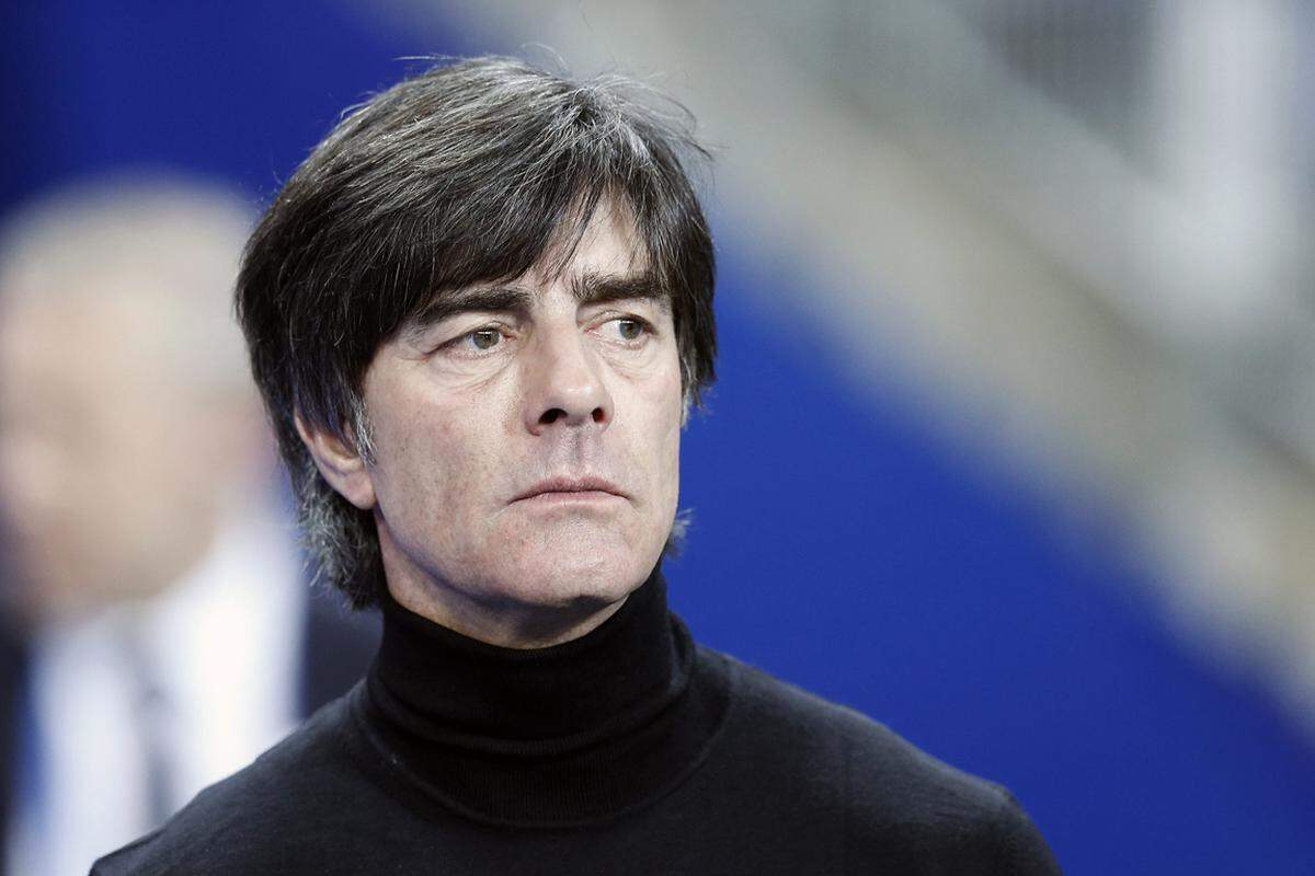 Der deutsche Fußball-Bundestrainer Joachim Löw hat sich entsetzt über die Gewalt während des Länderspiels in Paris gezeigt. Er sei "erschüttert und schockiert", sagte Löw am Freitagabend in der ARD. Als er in der 20. Spielminute einen lauten Knall gehört habe, habe er sofort an die Bombendrohung gedacht, die früher am Tag im Mannschaftshotel eingegangen war.   "Ich konnte mir in etwa ausmalen, was das sein wird", fügte er hinzu. Teammanager Oliver Bierhoff sagte, er habe die Spieler nach dem Spiel über die Ereignisse informiert. "Sie waren geschockt", berichtete er in der ARD. Die Spieler befänden sich in "großer Angst" und "großer Unsicherheit".