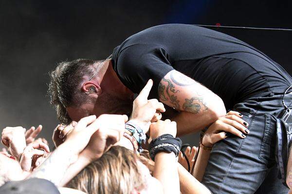 Vor den Headlinern gab es auf beiden Bühnen eine ordentlich Portion Energie: Auf der kleineren Red Stage füllten Rise Against mit melodiösem Hardcore die Ränge. Sänger Tim McIlrath gab sich publikumsnahe und charmant: "I see a lot of beautiful people", sagte er und schwang das Mikofon wie ein Lasso über seinem Kopf.