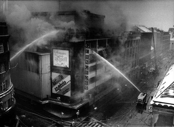 In der Folge kämpften die Einsatzkräfte mit dem größten Feuer, das in Wien seit dem Börsebrand (1956) getobt hat.
