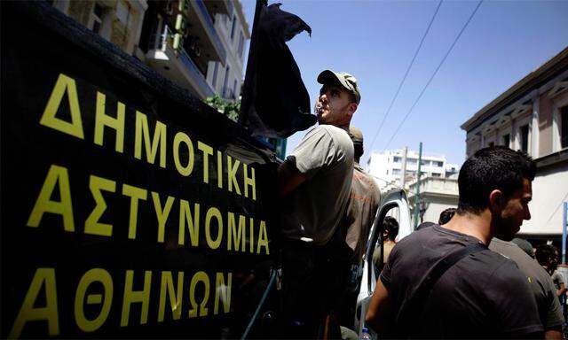 Aus Protest gegen den drohenden Stellenabbau in der Verwaltung demonstrierten am Montag Tausende Angestellte in Athen und anderen Städten des krisengeschüttelten Eurolandes.