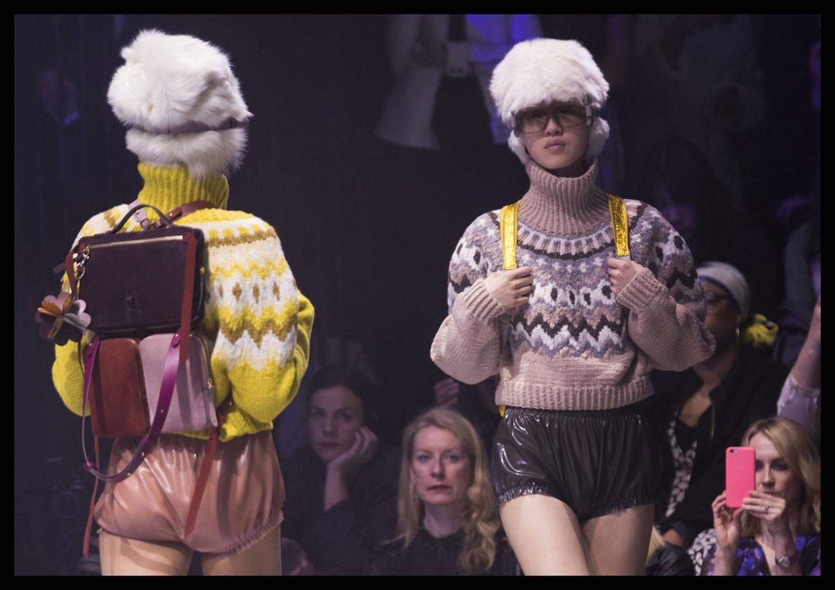 Anya Hindmarch präsentierte eine romantisch-nostalgische Winterkollektion mit Pullovern, Skibrillen und Hotpants.