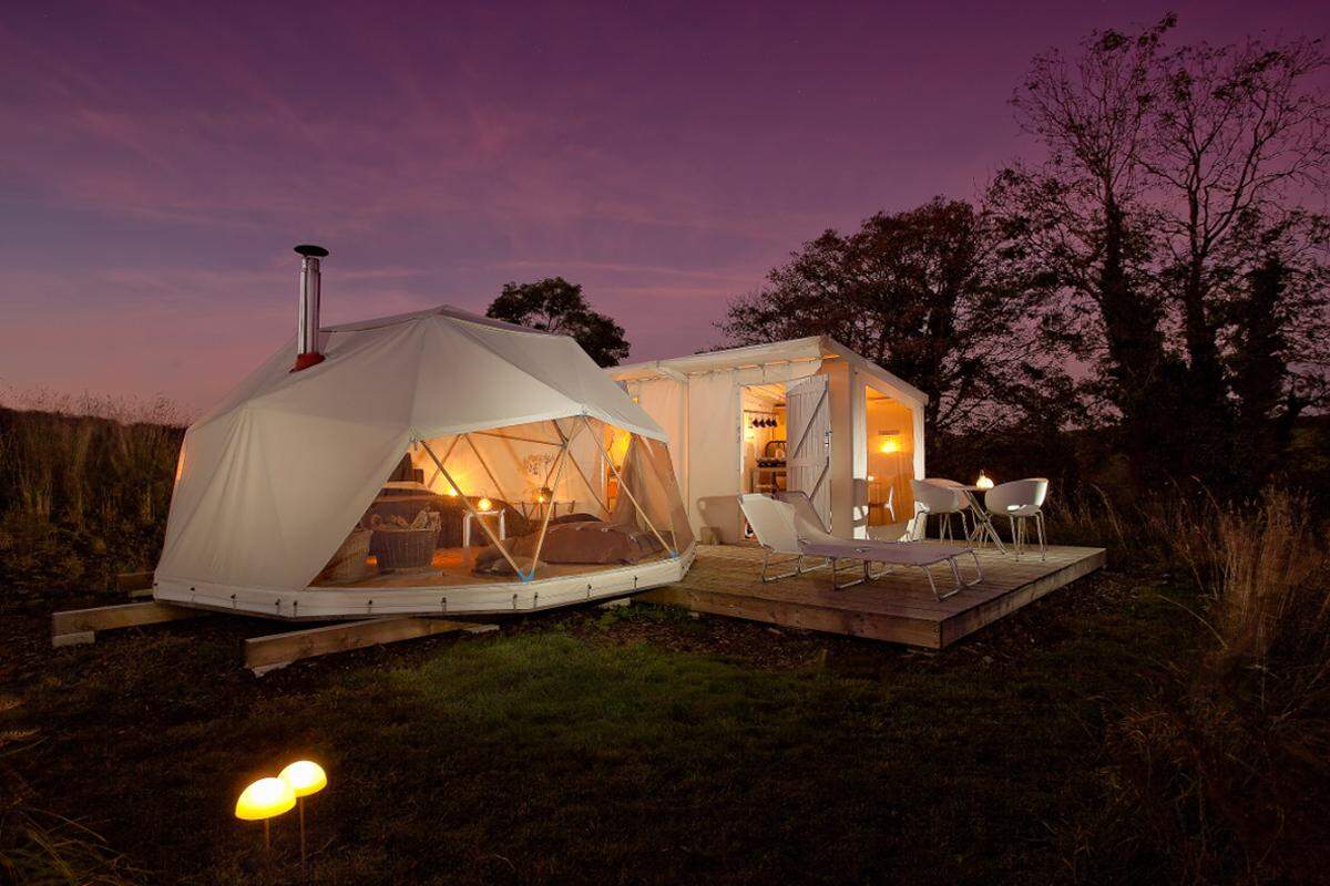 Das "Canopy and Stars" bietet für den kleineren Geldbeutel eine Vielzahl an komfortablen Zelten an. "The Geo" im englischen Cornwall punktet mit tollem Design und der berühmten Hochmoorlandschaft Bodmin Moor.