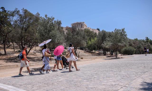 Enorme Hitze herrscht schon jetzt in Athen - im Bild eine Gruppe auf dem Weg zur Akropolis.