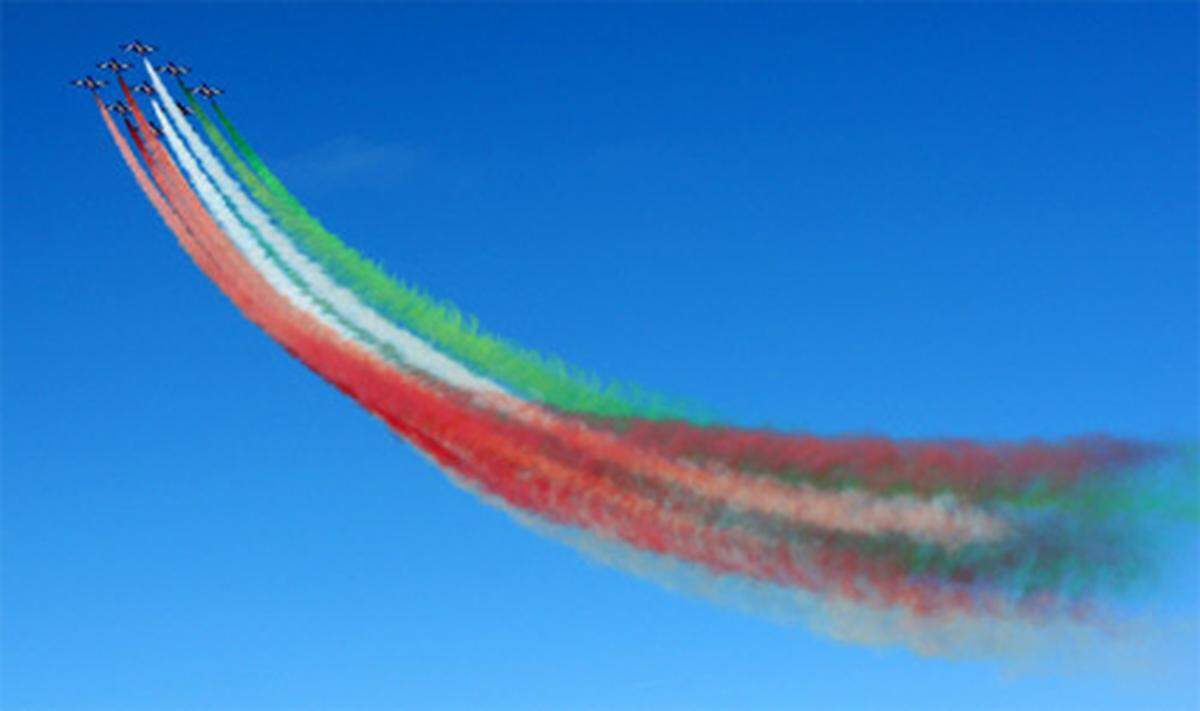 ...und der Donner von modernen Kampfjets - hier eine italienische Staffel - dominierten die Parade.