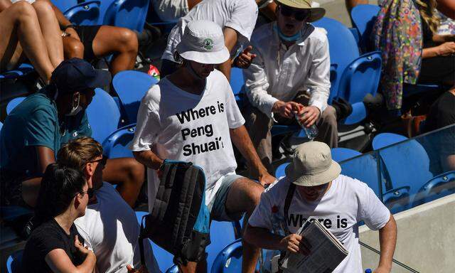 Fans mit dem umstrittenen T-Shirt.