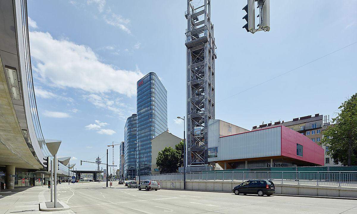 Bahnorama: Der Panorama-Turm am Hauptbahnhof sowie das Informationsgebäude sind beispiele für Holzbaukunst im urbanen Raum. (RAHM architekten)