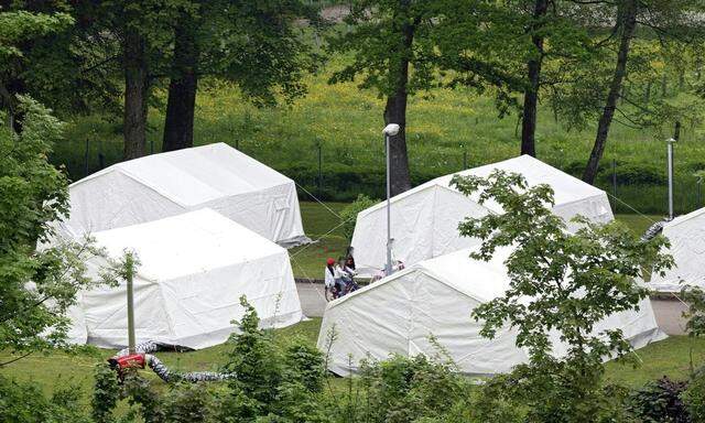 ASYL:  ZELTSTAeDTE FUeR FLUeCHTLINGE WERDEN IN OBEROeSTERREICH ERRICHTET / THALHAM