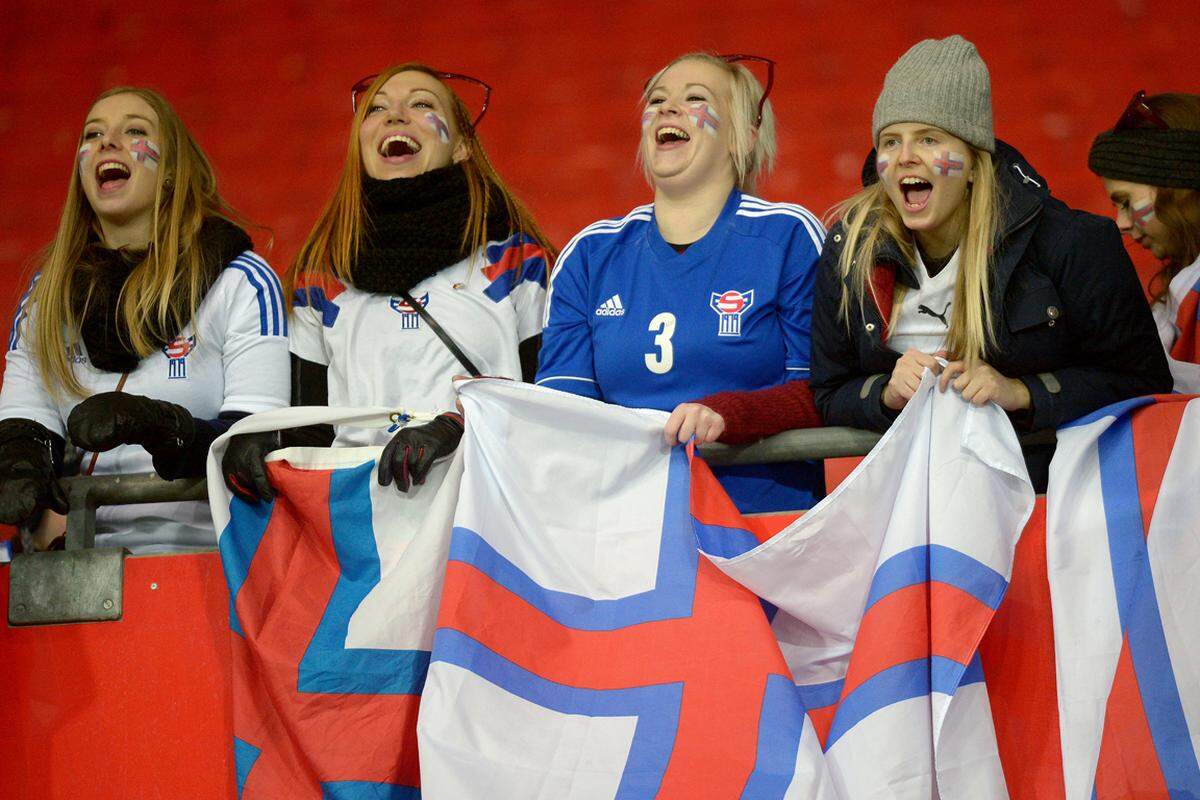Auch Fans der Färöer sind auszumachen, wenngleich sie deutlich in der Unterzahlt sind. Insgesamt 24.200 Zuschauer finden sich mit Temperaturen rund um den Gefrierpunkt ab.