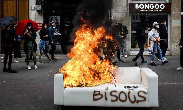 Diese Couch muss wohl ersetzt werden. Sie ging dieser Tage in Frankreich bei Protesten gegen die Pensionsreform in Flammen auf. 