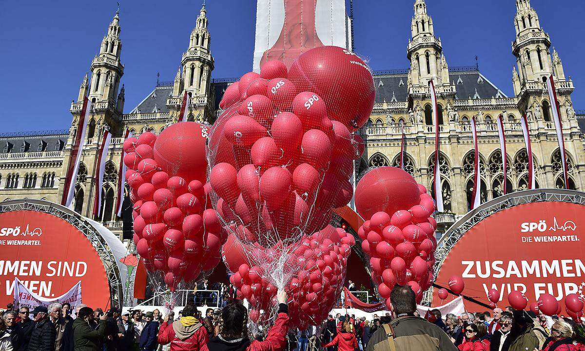 Die roten Luftballons werden in Stellung gebracht.
