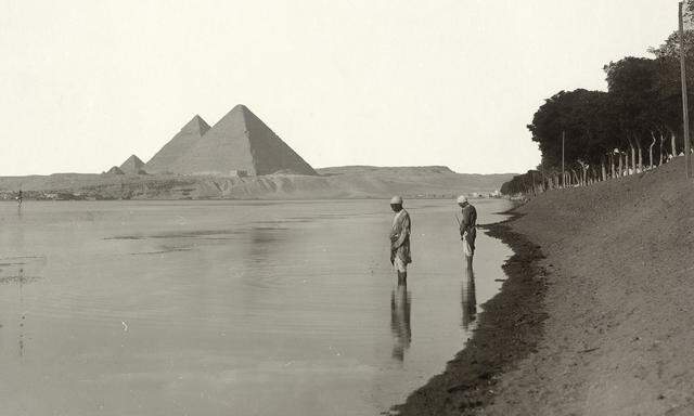 Ruhig fließt der Nil um das Jahr 1900 an den Pyramiden von Gizeh vorbei.