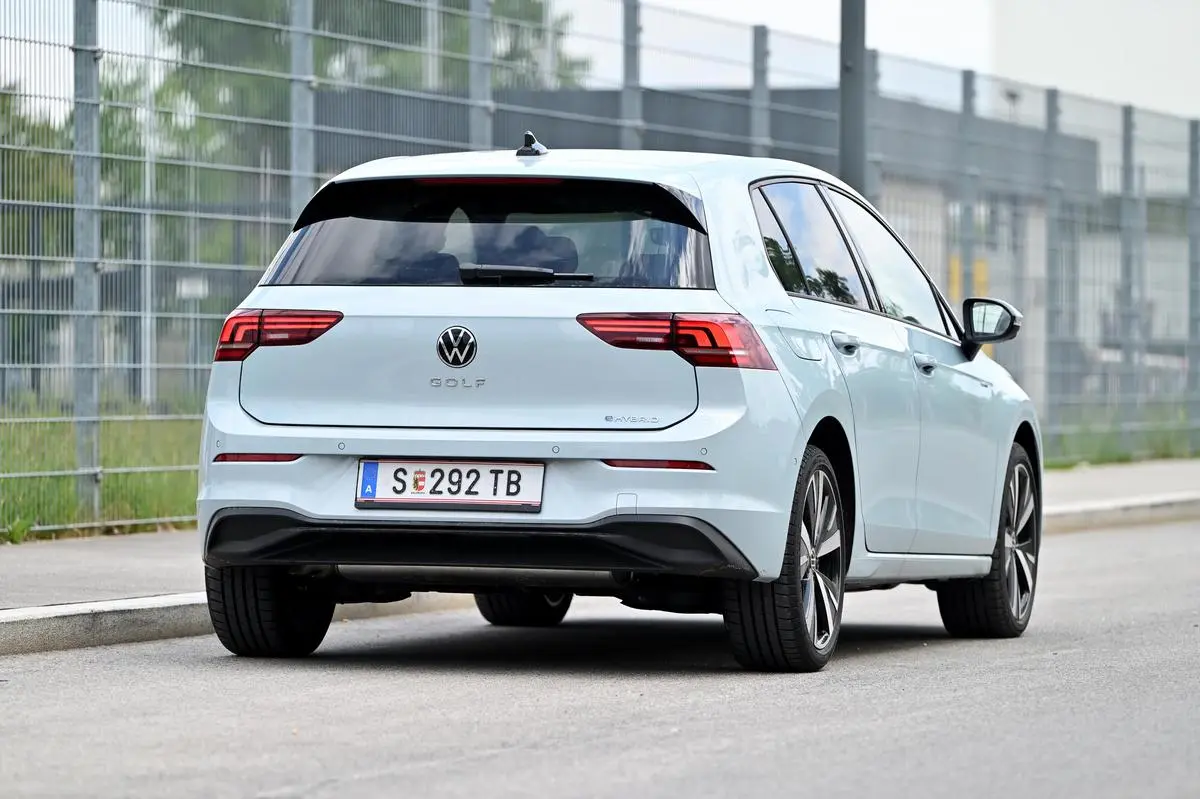 A large screen in the interior - and the software on it works without any problems, which you couldn't always say at VW.