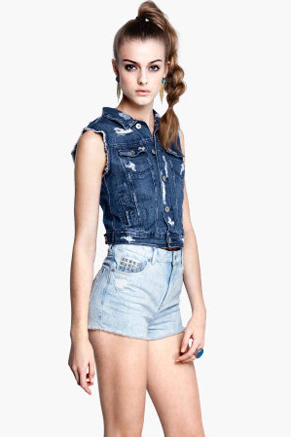 Ein Jeansgilet aus gewaschenem Denim mit auffälligen Abnutzungsdetails von H&amp;M.