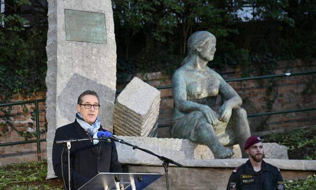 Enthüllt von Vizekanzler Strache: das nicht unumstrittene Denkmal „Trümmerfrauen“ – auf privatem Grund.