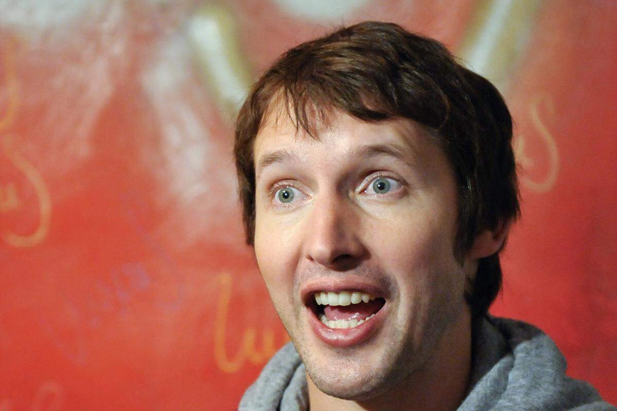 Aber es sind nicht nur die Damen, die sich ab und an jünger machen. Der "Daily Telegraph" will herausgefunden haben, dass Sänger James Blunt um drei Jahre verjüngt haben soll, um jüngere Fans auf seine Seite zu ziehen.