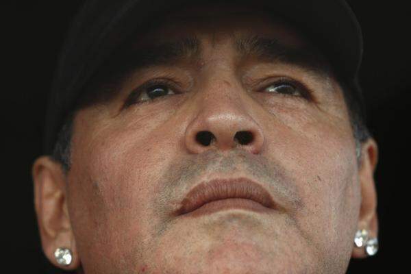 1991 wurde ihm in Italien das erste Mal Drogenkonsum nachgewiesen, 1994 wurde er wegen der Einnahme eines Drogen-Cocktails vom Turnier ausgeschlossen. In den letzten Jahren kämpfte Maradona immer wieder mit Übergewicht sowie seiner Alkohol- und Kokainsucht, schaffte aber ein Comeback: Als argentinischer Teamchef schaffte er es zur WM 2010, derzeit ist der auf Jobsuche.