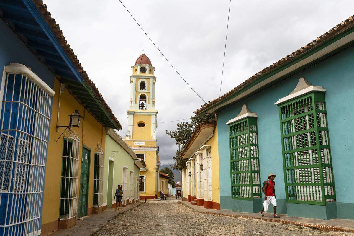 Die bunten Hausfassaden von Trinidad - und die holprigen Kopfsteinpflaster-Gassen - beschäftigen die Augen geneigter Touristen.