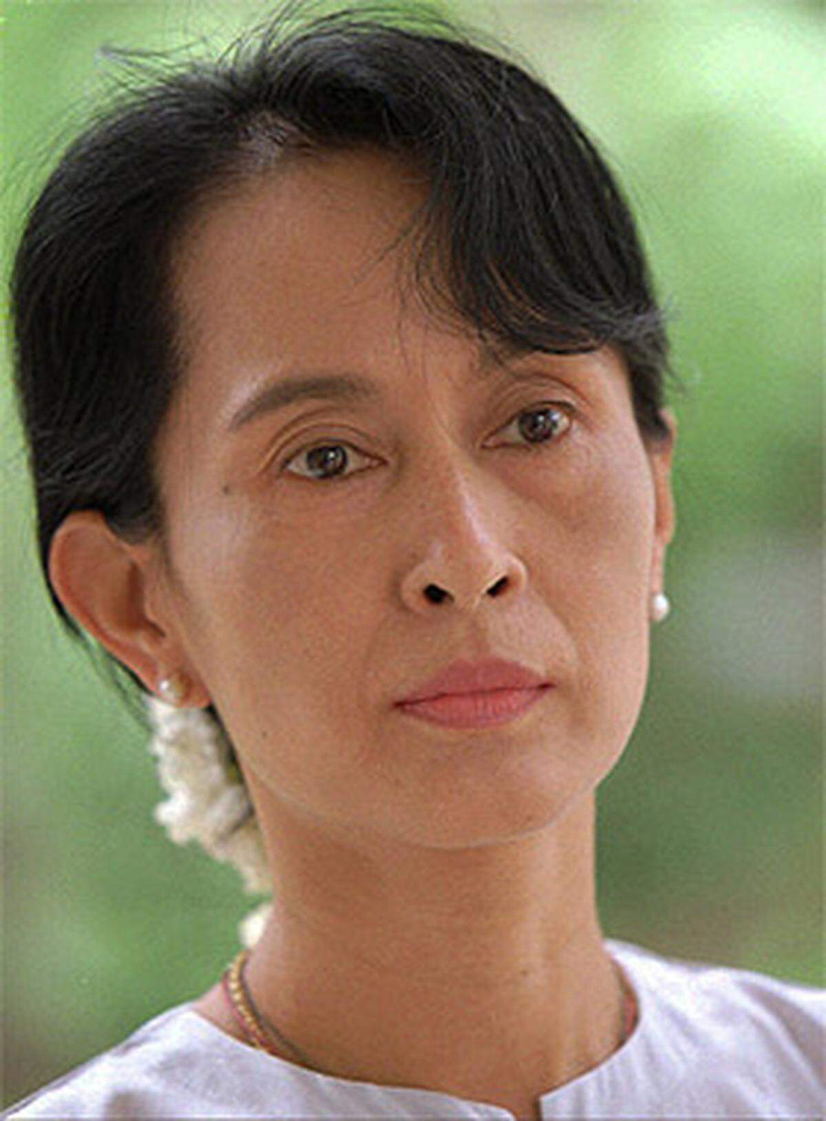 Das Nobel-Komitee zeichnete die burmesische Oppositionspolitikerin Aung San Suu Kyi für ihren gewaltfreien Kampf um Demokratie aus. Der Preis wurde von ihren Söhne in ihrem Namen angenommen, da Aung San Suu Kyi befürchtete, dass ihr die Wiedereinreise nach Myanmar verweigert würde, falls sie selbst zur Preisverleihung reiste.