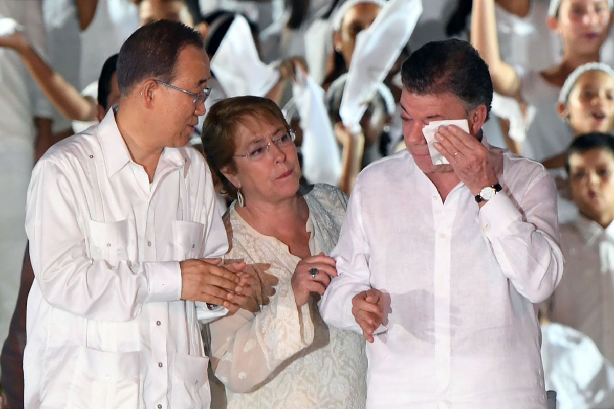 Friedensverträge sind etwas Seltenes geworden. Man blicke nach Syrien, in den Jemen, in die Ukraine und die vielen Krisengebiete, von denen wir hier in Österreich fast gar nichts hören. Da blickt man mit Freude auf Kolumbien, wo nach über 50 Jahren Konflikt der historische Friedensvertrag zwischen Regierung und der FARC-Guerilla beschlossen wurde. Ende September wurde eine erste Version im Beisein vieler Staats- und Regierungschefs unterzeichnet. Dann aber lehnte das Volk das Abkommen in einem Referendum am 2. Oktober mit knapper Mehrheit ab. Der Vertrag wurde überarbeitet, die Strafregelungen etwas verschärft, zudem soll das Vermögen der Rebellen, die sich über den Drogenhandel finanzieren, zur Entschädigung der Opfer herangezogen werden. Seit 24. November ist der Vertrag in Kraft und gilt als Beispiel für andere Länder.