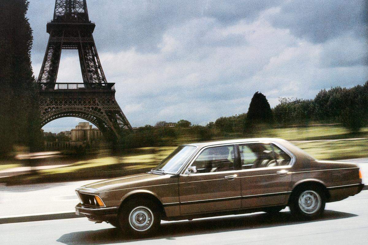 Die 7er Reihe schließt den Reigen der wichtigsten Baureihen im April 1977 ab. In der zweiten Generation des 7er kommt mit dem BMW 750i ein 12-Zylinder-Motor auf den Markt.