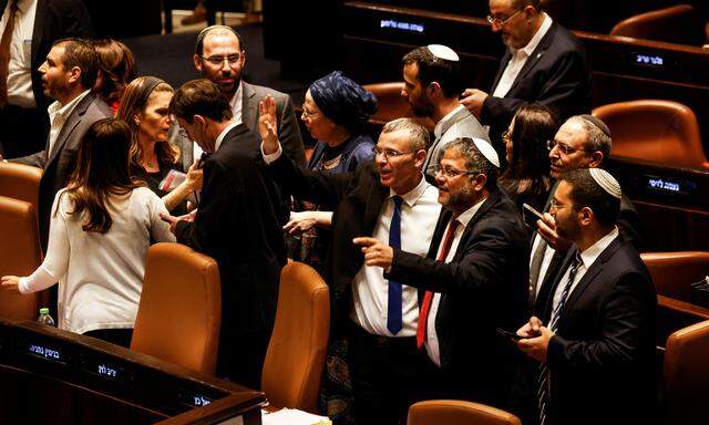 Jubel bei den Anhängern der Regierungsparteien in der Knesset, dem israelischen Parlament, nachdem das Gesetz angenommen worden war.