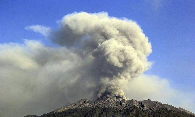 1000 Meter in die Höhe spuckt der Vulkan seine Asche.