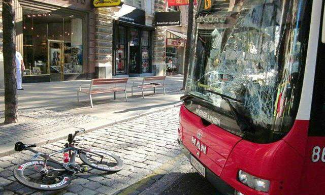 Sie Windschutzscheibe des Busses wurde zerstört.