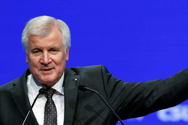 Der bayerische Ministerpräsident Horst Seehofer sorgt sich angesichts der Polarisierung bei der Bundespräsidentenwahl in Österreich wegen der politischen Spaltung des Nachbarlandes. "Unter den gegebenen Umständen ist die Wahl in Österreich eine gute Entscheidung der österreichischen Bevölkerung", sagte der CSU-Vorsitzende am Montag in München. "Allerdings darf dies nicht darüber hinwegtäuschen, dass die beiden Regierungsparteien an dieser Wahl überhaupt nicht mehr beteiligt waren, weil sie ausgeschieden sind. Und zweitens, dass Österreich tief gespalten ist", sagte der CSU-Politiker.