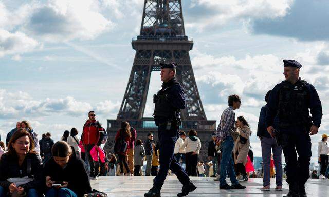 Frankreich mobilisiert zusätzliche Sicherheitskräfte - hier ein Bild vom Sonntag vom Place du Trocadéro beim Eiffelturm in Paris.