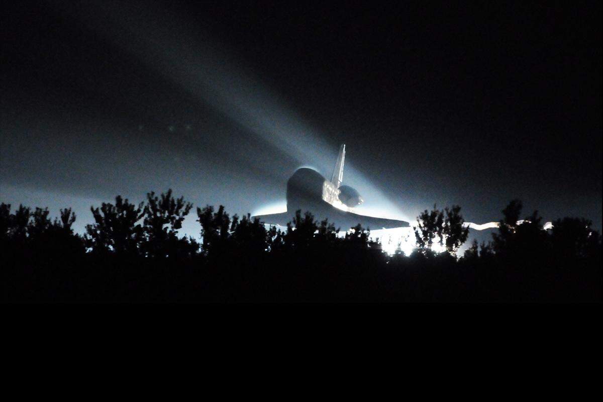 Auf "STS-1", so der Codename der ersten Mission, folgten in einer 30 Jahre dauernden Space Shuttle-Ära vier weitere Raumfähren und mehr als 1300 Tage im All bei 134 Flügen. Im Bild: Im Juli 2011 kommt die "Atlantis" am Ende der Mission "STS-135" zum endgültig letzten Mal aus dem Weltraum zurück.