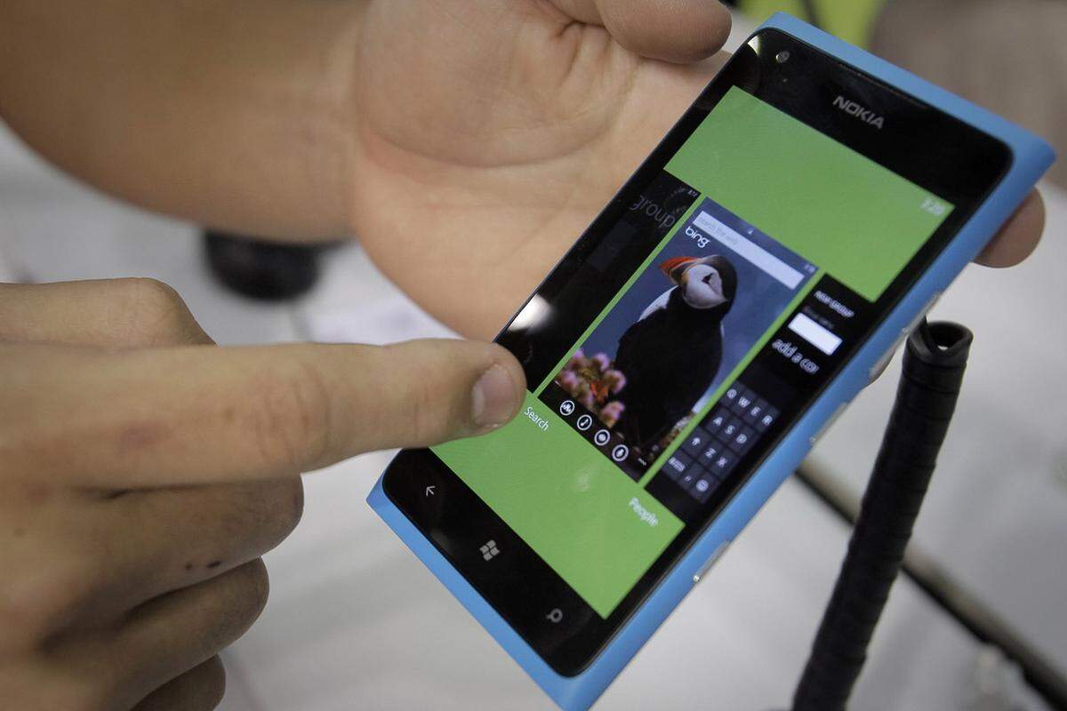 Weitere Verbesserungen betreffen das Multitasking. Apps, die Geodaten benötigen, wie Sport-Tracker oder Navi-Anwendungen, können nun im Hintergrund weiterlaufen. Ob das hier gezeigte Nokia Lumia 900 in diesen Genuss kommt, ist aber mehr als ungewiss. Bisherige Geräte erhalten kein Update auf Windows Phone 8. Mit Windows Phone 7.8 sollen sie aber viele Funktionen auch erhalten.