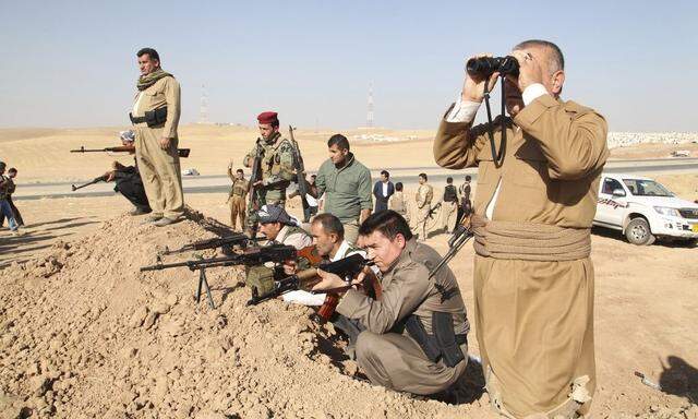 Kurdish peshmerga troops participate in an intensive security deployment against Islamic State militants on the front line in Khazer
