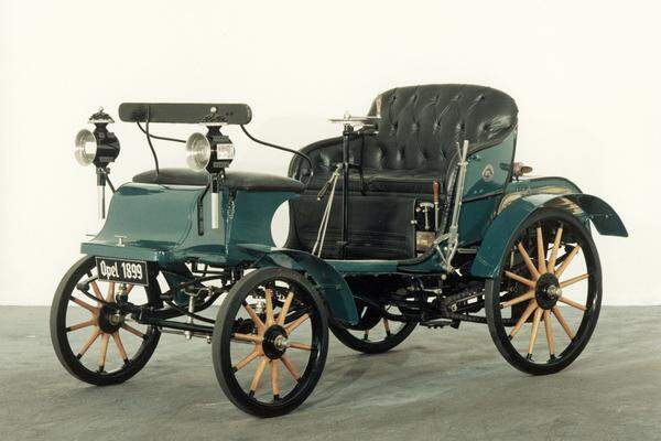 1899 beginnt Opel mit dem Bau von Autos. "Opel Patent-Motorwagen System Lutzmann“ ist das erste Modell der Firma. Es leistet 3,5 PS und fährt 20 km/h schnell.