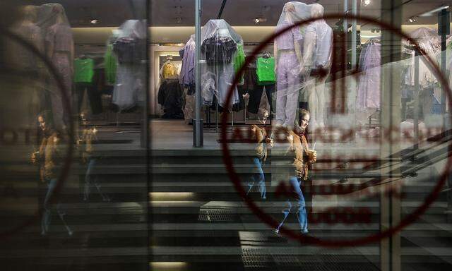 Verpackte Schaufensterpuppen in einem H&M vergangenen Woche in Moskau. Werden sich angesichts der aktuellen Entwicklung in absehbarer Zeit Investoren nach Russland wagen?