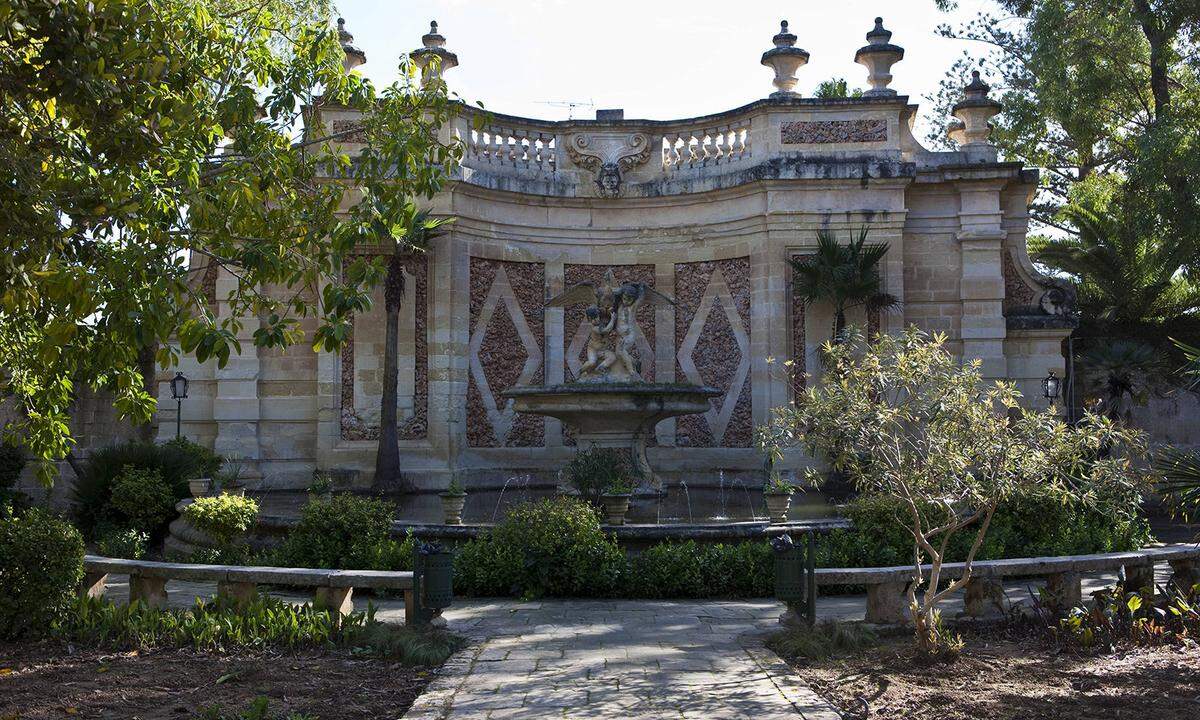 Durch die Gärten des San Anton Palace in Attard zieht nicht nur der Präsident Maltas seine Runden, die prachtvolle Anlage mit ihren Gehwegen, Springbrunnen und Skulpturen hat schon Lord Varys und Kleinfinger zu anregenden Gesprächen inspiriert.