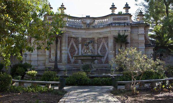 Durch die Gärten des San Anton Palace in Attard zieht nicht nur der Präsident Maltas seine Runden, die prachtvolle Anlage mit ihren Gehwegen, Springbrunnen und Skulpturen hat schon Lord Varys und Kleinfinger zu anregenden Gesprächen inspiriert.