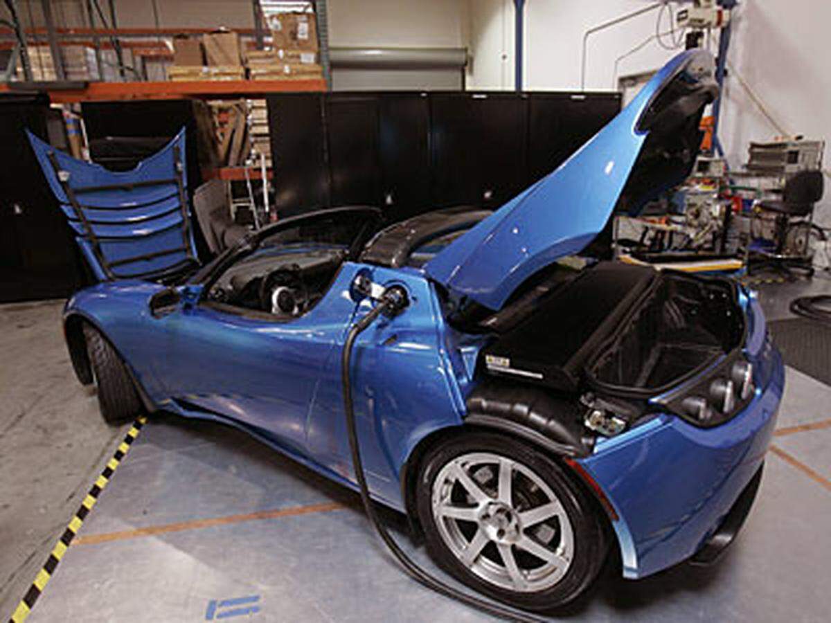 Im März wurde die Produktion des Roadster getauften Elektromobils aufgenommen. Auf Basis der Lotus Elise wird in Kalifornien das 200 km/h schnelle Öko-Cabrio mit Elektroantrieb hergestellt.